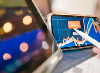 Opérateur sur plusieurs marchés en train d'examiner les options Bitcoin, Ethereum et forex